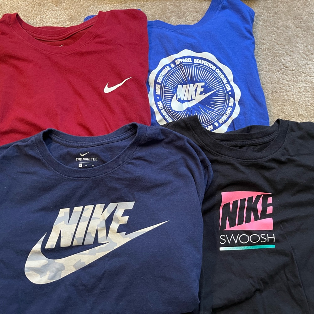 *Moving Sale* FOUR Nike T shirts